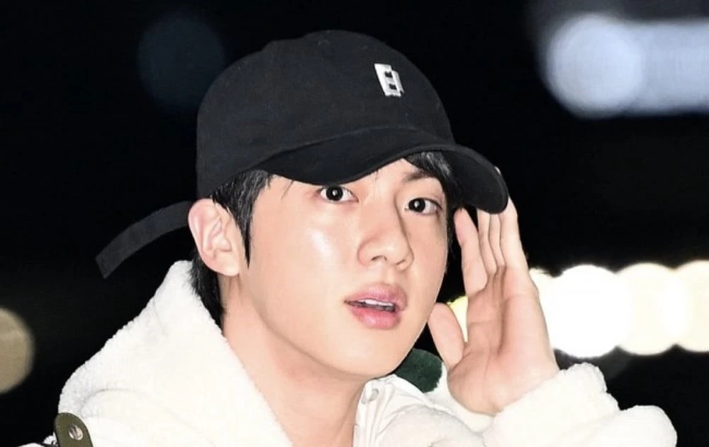Jin BTS vừa flex thành tích "khủng long" sau khi V và Jungkook gây bão tại sân bay