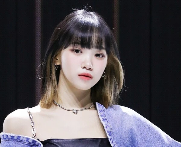 Kim Chaewon (LE SSERAFIM) nghỉ ngơi vì chấn thương cổ, fan lo lắng cực độ