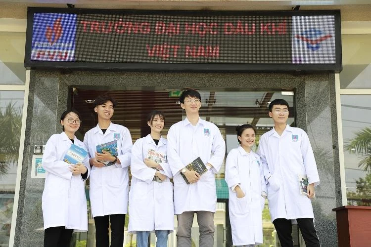ĐH Dầu khí Việt Nam cán mốc kiểm định ABET xịn xò, vượt mặt toàn quốc! ✨