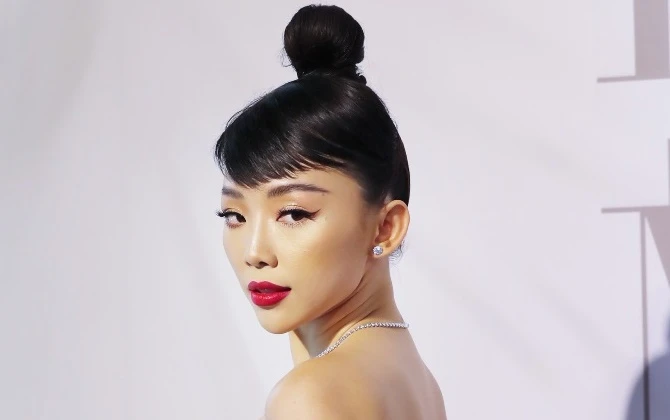 Tóc Tiên makeup cực gắt, Hương Giang đổi màu tóc kim loại chất lừ tại show Lý Quí Khánh