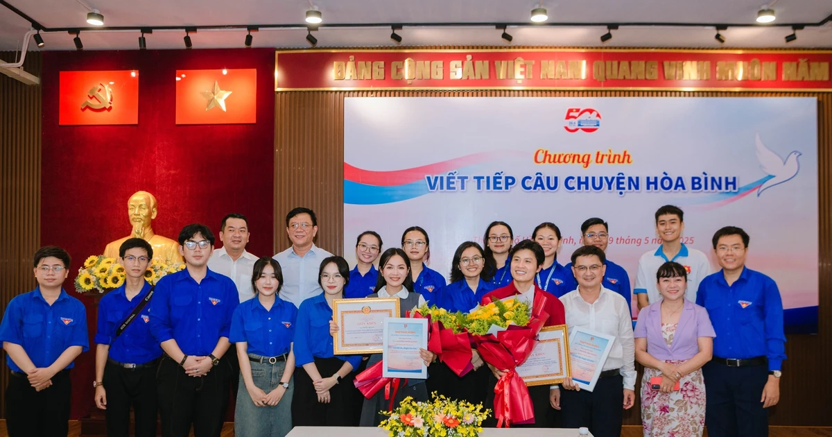 Gen Z Sài Gòn hội ngộ tác giả hit "Viết tiếp câu chuyện hòa bình" - vibe chill mà đầy cảm xúc!