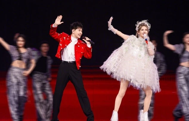 MC chuyển nghề thành ca sĩ, Tạ Na bùng nổ với concert cháy vé không tưởng!