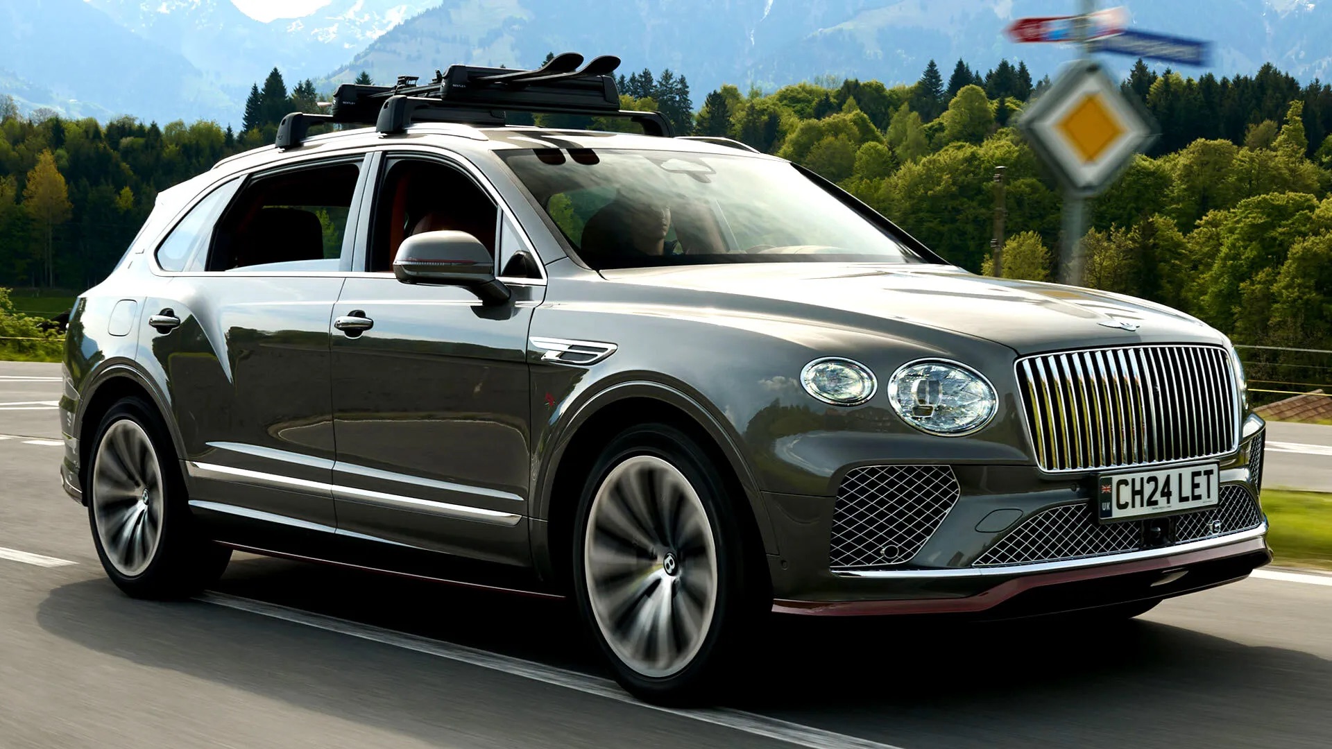 Bentley Bentayga Chalet Edition: Khi Bentley bắt tay với TikToker chuyên "diss" hội nhà giàu