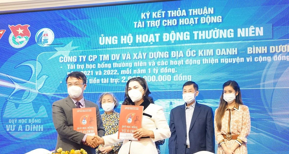 Gần 300 bạn sinh viên được "tiếp máu" từ Quỹ học bổng Vừ A Dính ✨