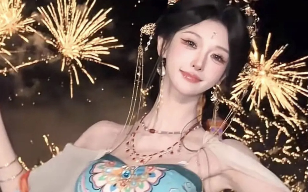 Hot girl triệu view cosplay Dương Ngọc Hoàn khiến cộng đồng mạng sốt xình xịch, visual đỉnh nóc kịch trần so kè cả Angelababy