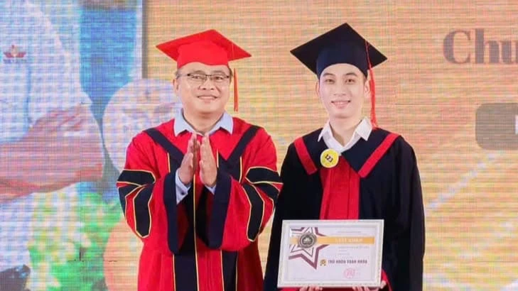 Thủ khoa ngành Luật viết đơn xin nhập ngũ khiến bao người trầm trồ