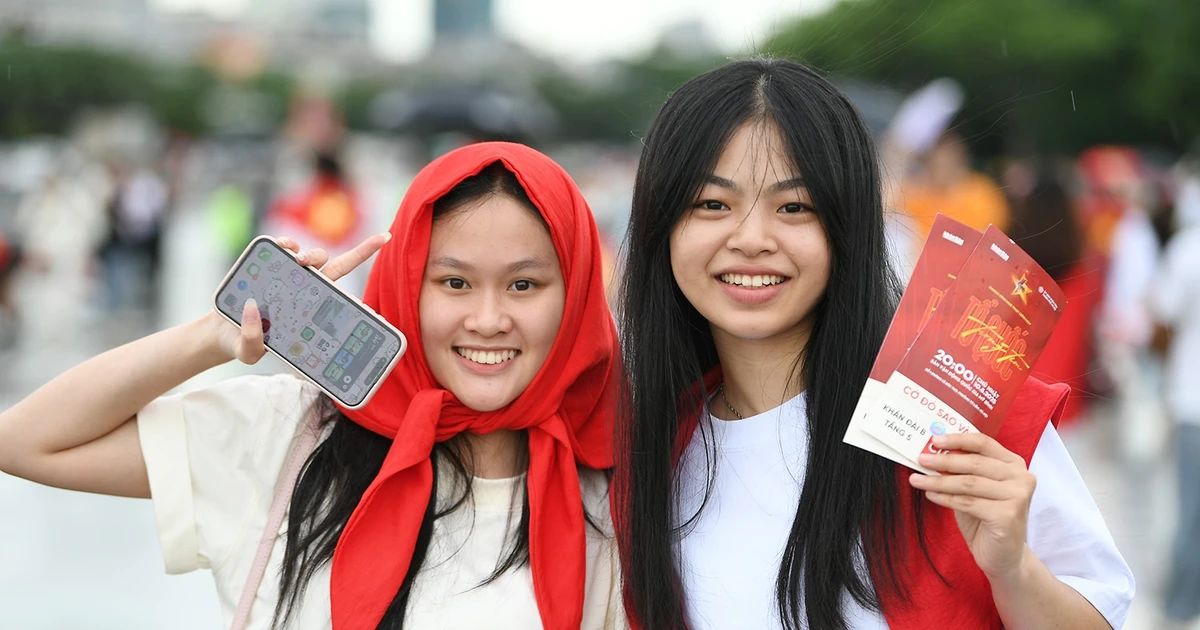 Giới trẻ đổ về Mỹ Đình từ mờ sáng, hype tới bến chờ "Tổ quốc trong tim"