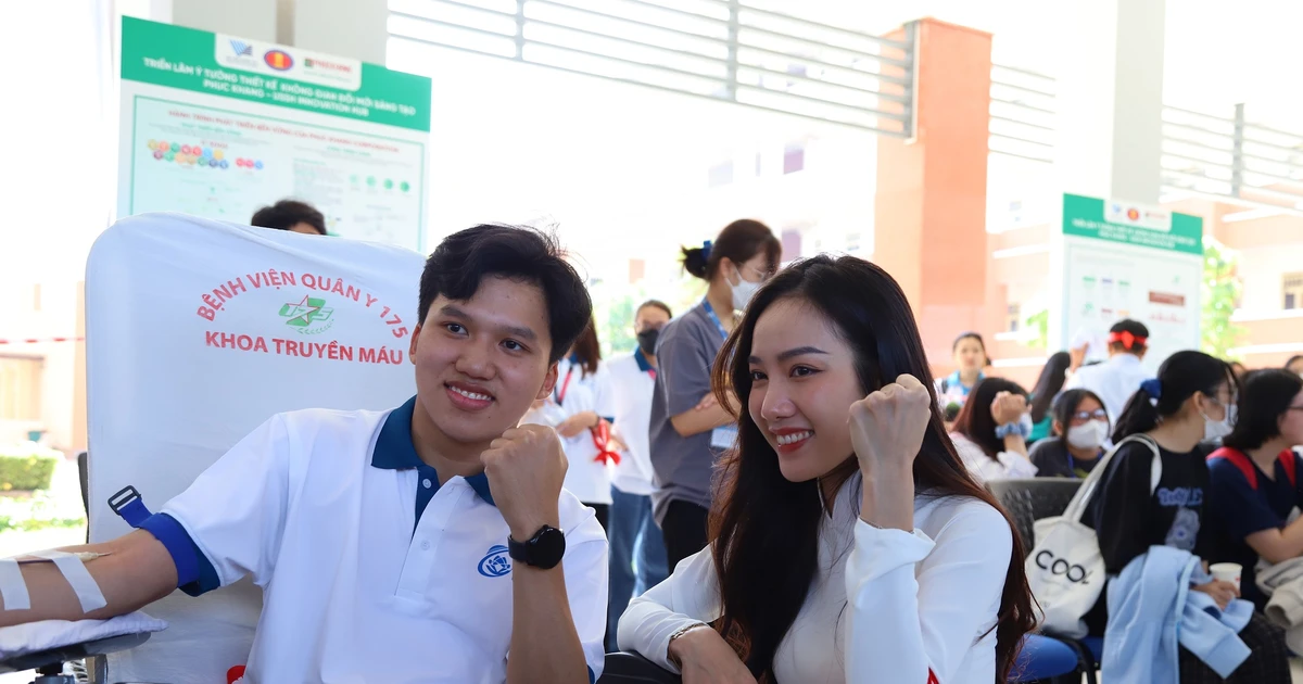 Nam sinh năm 2 được truyền động lực hiến máu từ mẹ ❤️