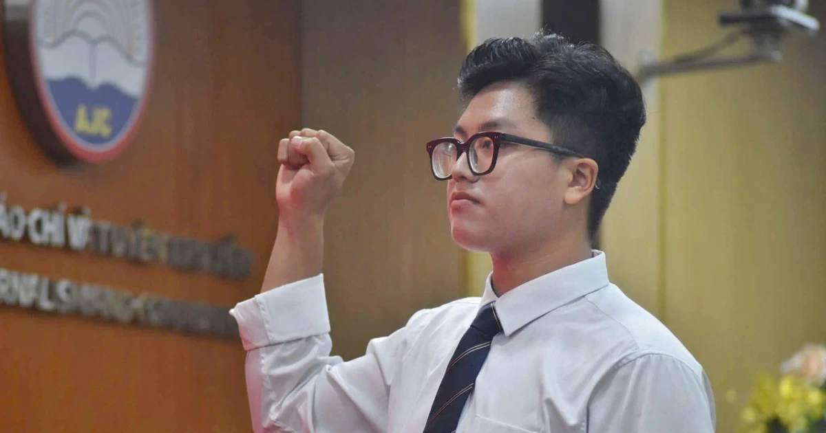 Từ những việc nhỏ mà trở thành người lớn: Chuyện của chàng sinh viên được kết nạp Đảng ngay khi vừa tốt nghiệp