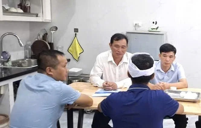 Trường ĐH Sao Đỏ đến thắp hương và động viên nam sinh mất 4 người thân trong vụ lật tàu Quảng Ninh