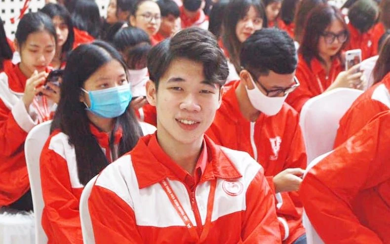 Gen Z thủ lĩnh "bùng cháy" với đam mê áo trắng