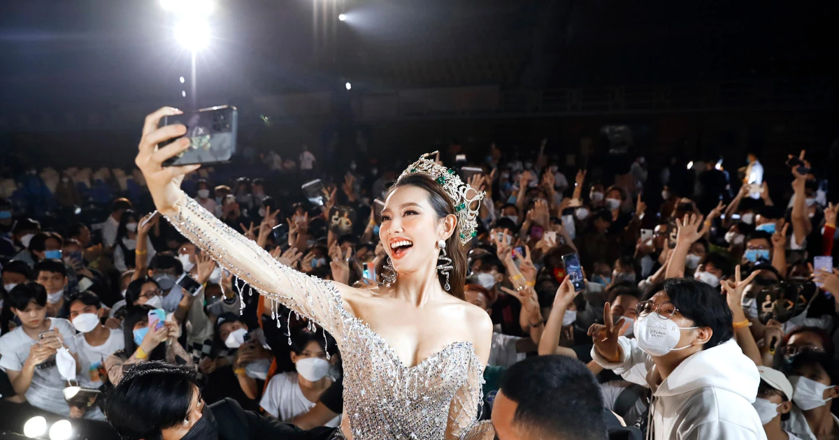 Về Việt Nam, Hoa hậu Thùy Tiên làm điều này khiến dân tình tự hào phát khóc