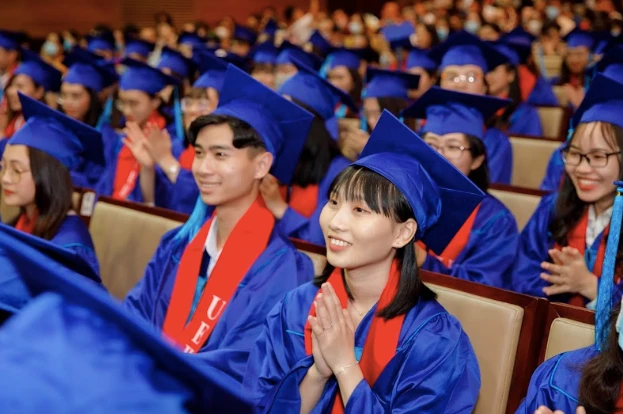 Gần 3.000 tân cử nhân UEH chính thức "ra lò" - sẵn sàng chinh phục thị trường lao động ✨