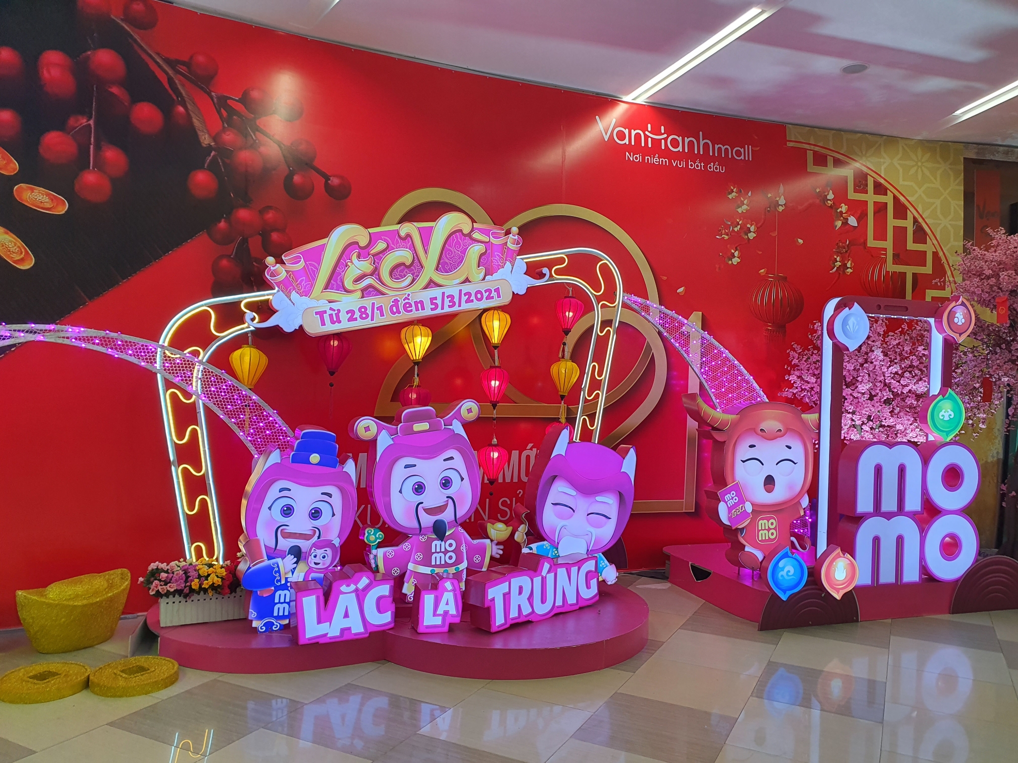 Vạn Hạnh Mall Tết 2021: Check-in sống ảo xịn xò nhưng vắng người như... chùa Bà Đanh!