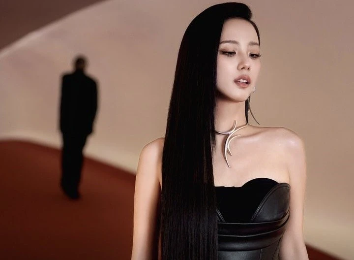 Jisoo BLACKPINK tung hint comeback cực xịn: Song ca với 'bad boy quyến rũ nhất hành tinh' là ai đây?