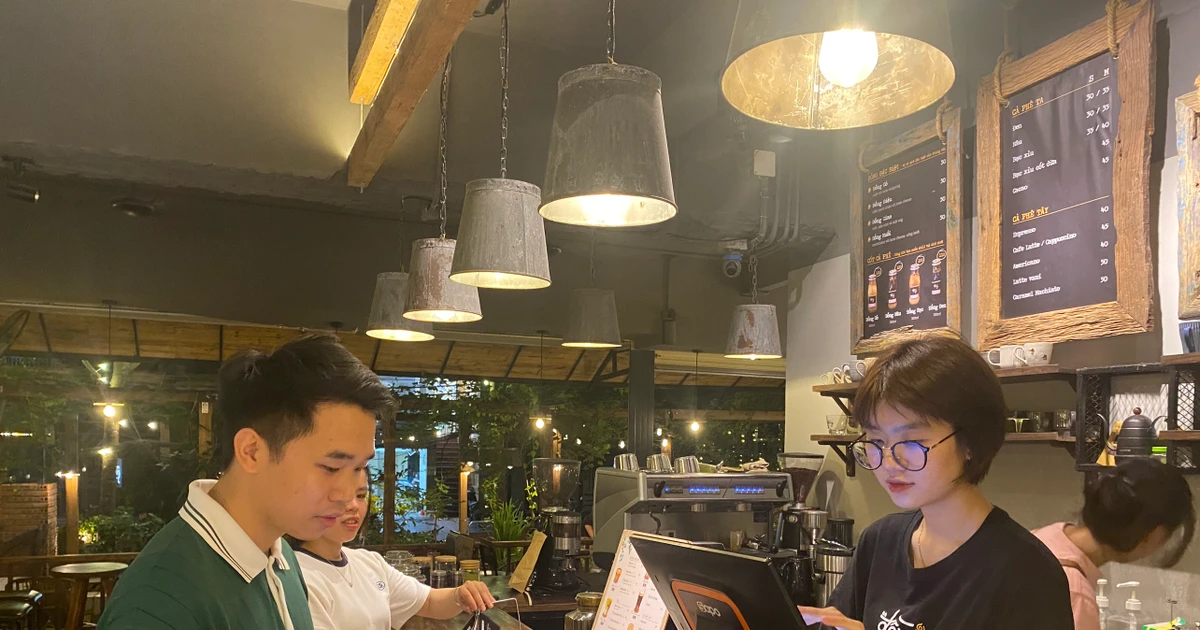 Nữ sinh Học viện Báo chí làm thêm trong ngày lễ: Vất vả nhưng đáng giá!