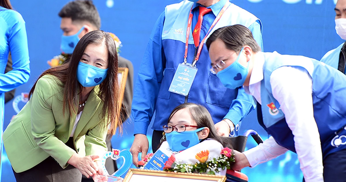 Cô giáo "xương thủy tinh" nhận giải thưởng Tình nguyện Quốc gia - câu chuyện truyền cảm hứng không thể bỏ qua