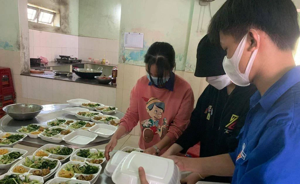 Màu áo xanh nhiệt huyết tiếp sức khu cách ly