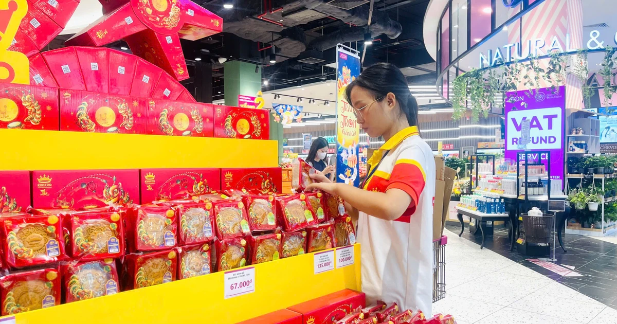 Sinh viên Hà Nội tranh thủ làm thêm dịp Trung Thu: Lương không cao nhưng kinh nghiệm thì quá xịn