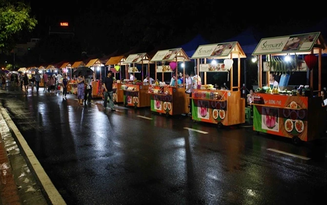 Khám phá 15 gian hàng ẩm thực chill phết tại phố đi bộ mới của Hà Nội
