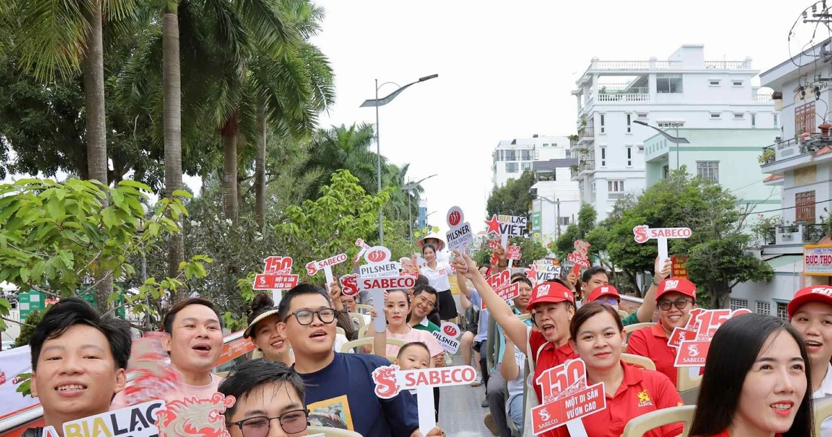 Gen Z Vĩnh Long sốt xình xịch check-in xe buýt 2 tầng, chill và nghe chuyện 150 năm của Bia Saigon ✨
