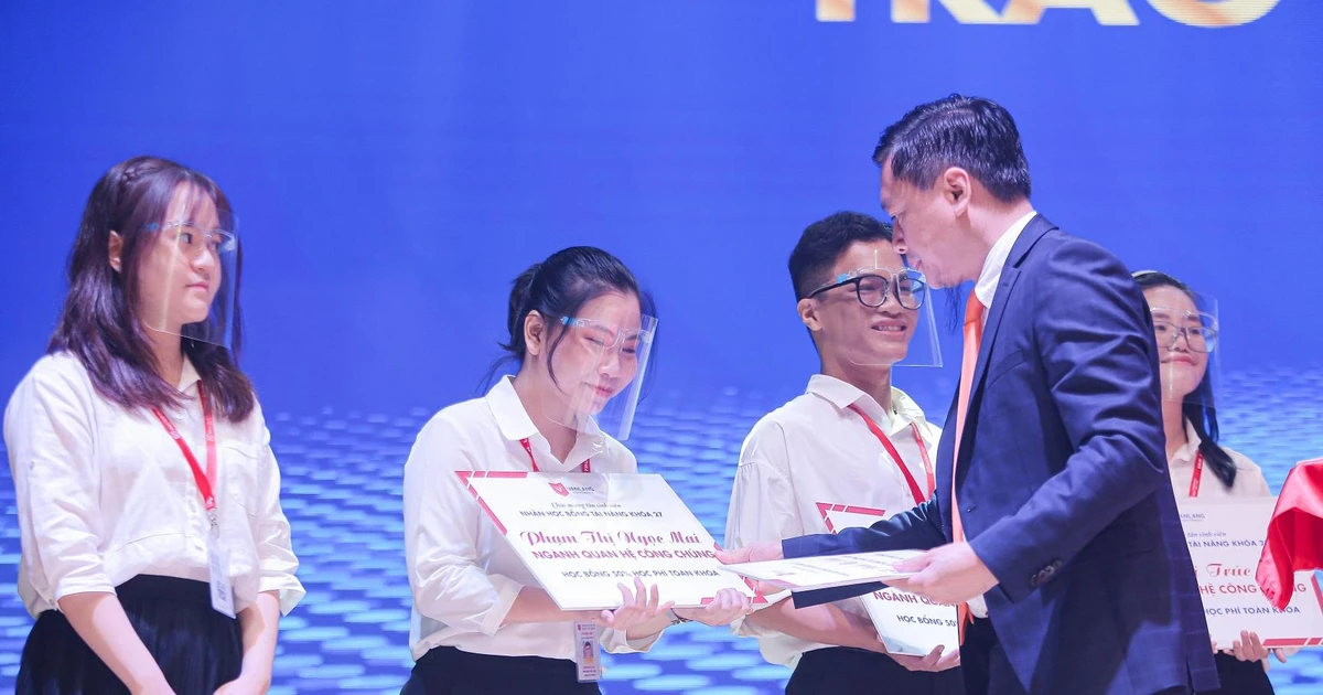 ĐH Văn Lang chính thức "flex" chứng chỉ 4 sao đầu tiên của Việt Nam