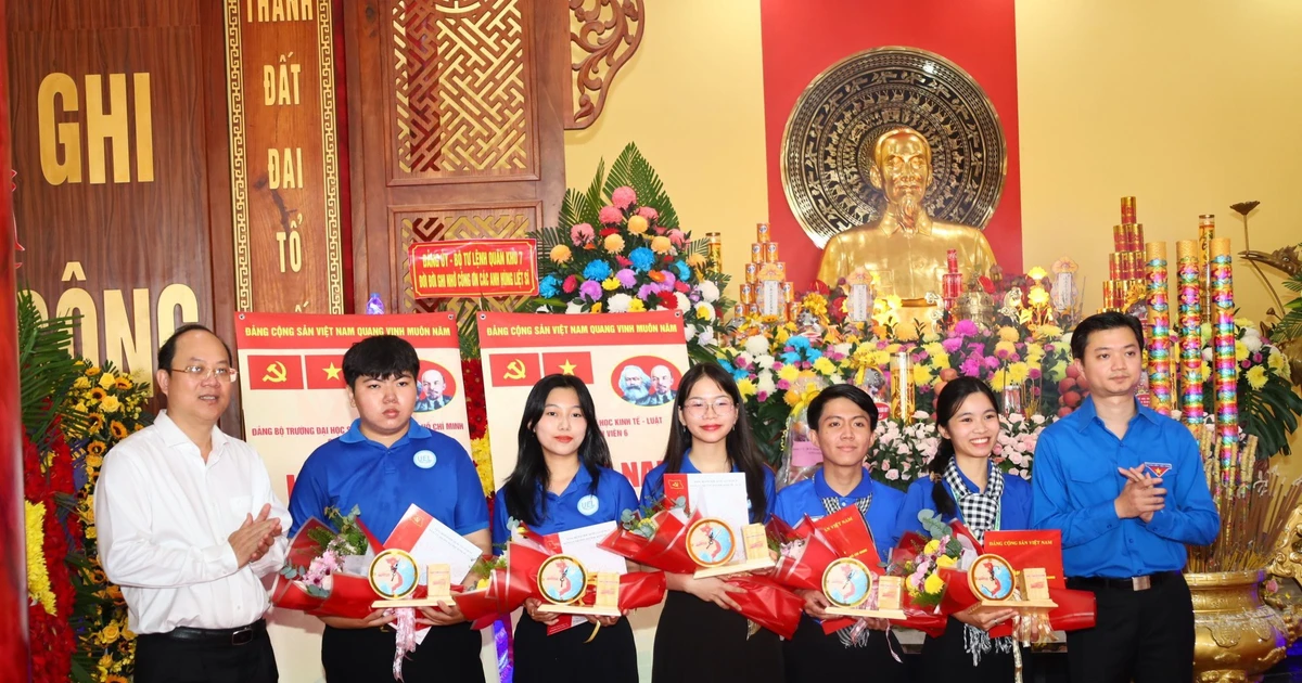 Kết nạp Đảng cho hội sinh viên tình nguyện Mùa Hè Xanh 2024 ở TP.HCM - tự hào quá đi!