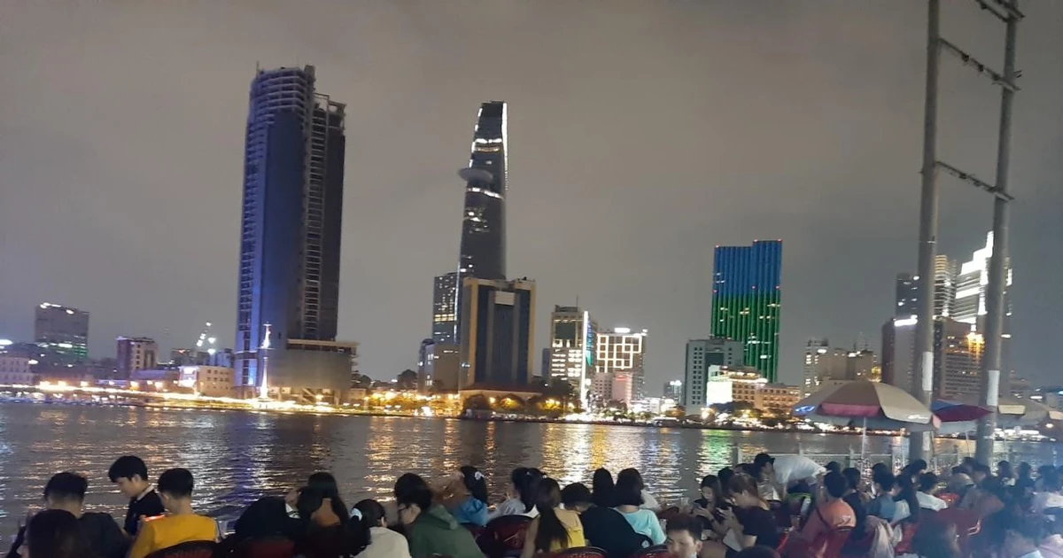 Sài Gòn nóng điên đảo, giới trẻ "quẩy" đâu cho mát?