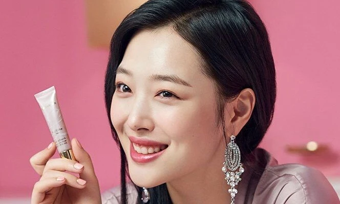 Từ thiên đường, Sulli vẫn âm thầm gửi yêu thương đến những người phụ nữ khó khăn