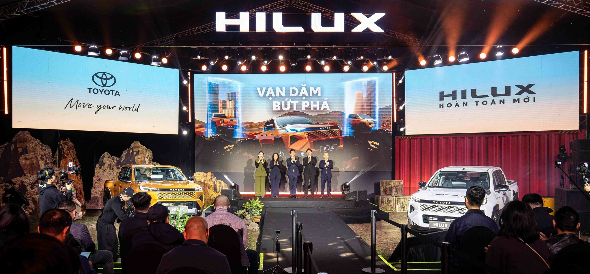 Toyota Hilux 2026 hoàn toàn mới chính thức "đổ bộ" Việt Nam, giá khởi điểm chỉ 632 triệu đồng