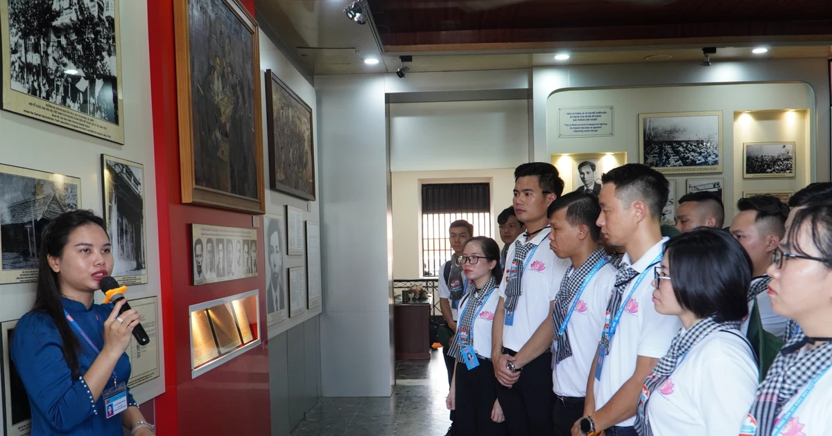 Gen Z 'xịn xò' nghẹn ngào khi khám phá hành trình cứu nước của Bác Hồ