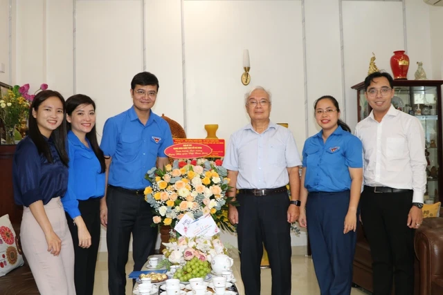 Bí thư thứ nhất TƯ Đoàn ghé thăm PGS.TS Phan Thanh Bình nhân dịp 20/11