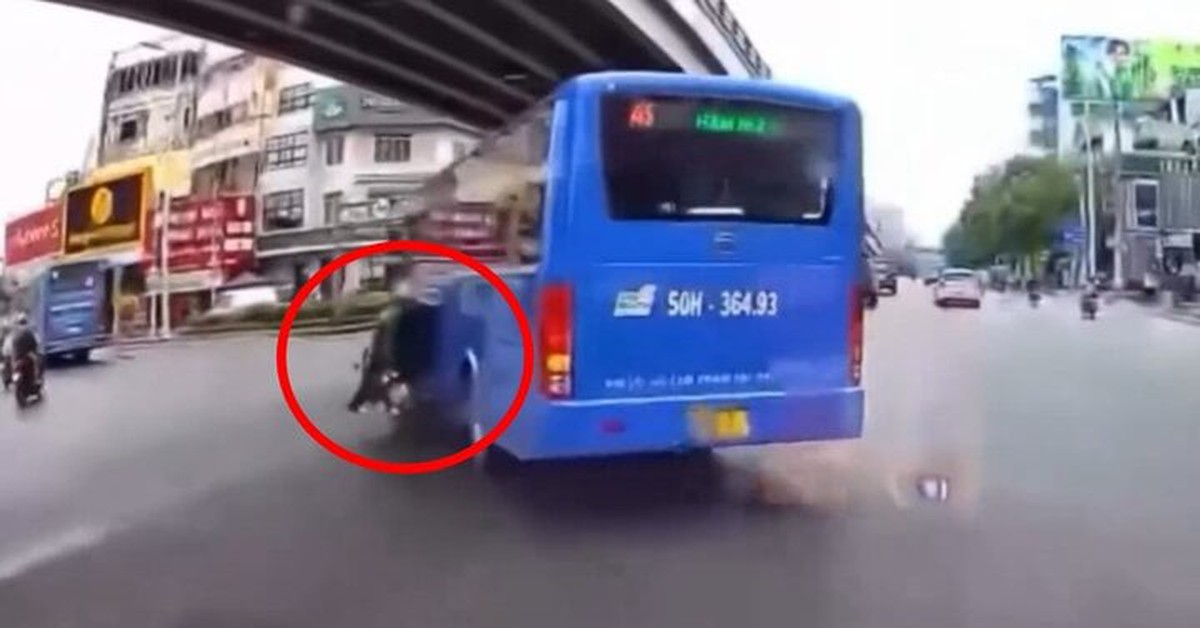 Tài xế xe buýt lái ẩu hất văng 2 người xe máy giữa Sài Gòn, dân mạng phẫn nộ cực độ