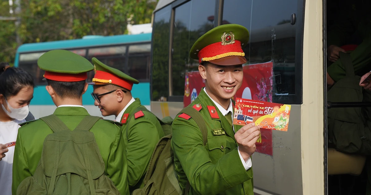 Hàng trăm vé xe hỗ trợ học viên Học viện Cảnh sát Nhân dân về quê đón Tết - Ấm lòng quá trời!