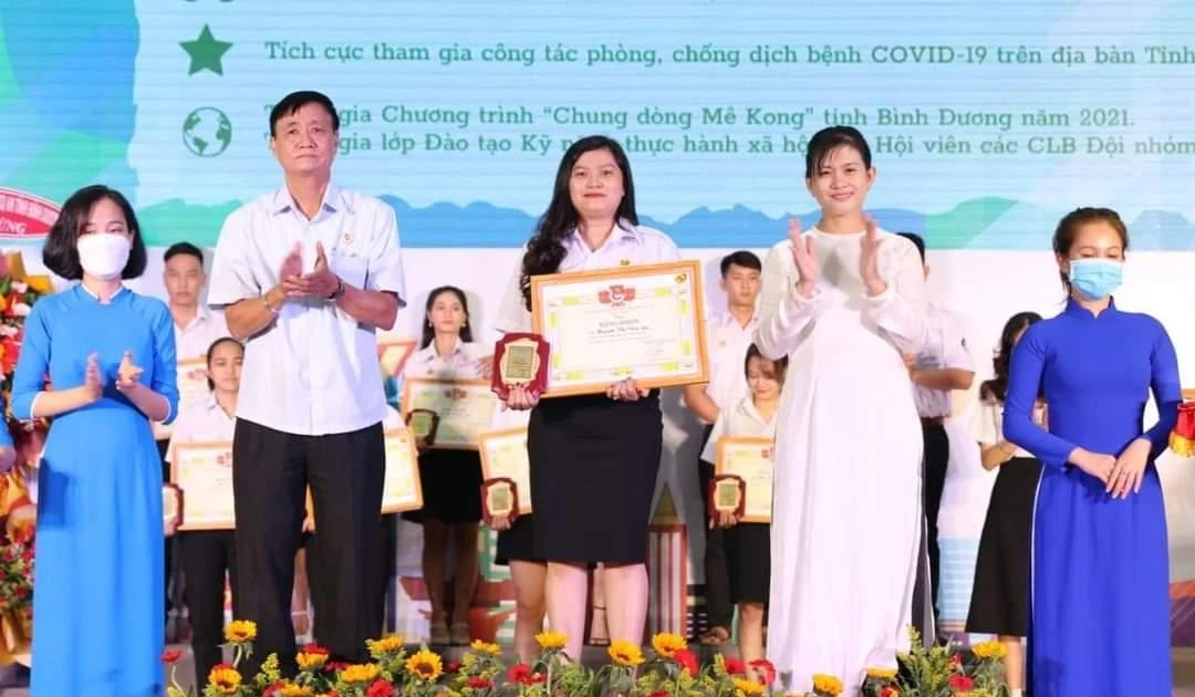 Nữ sinh "xịn xò" ẵm luôn danh hiệu Sinh viên 5 tốt tỉnh Bình Dương