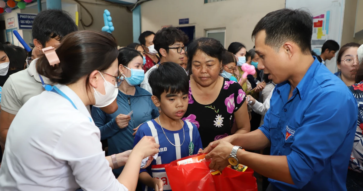 Báo Tiền Phong cùng các đơn vị mang Trung Thu ấm áp đến hơn 300 bệnh nhi Bệnh viện Nhi đồng 1