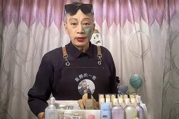 Ông ngoại 75 tuổi làm streamer làm đẹp, cày cuốc kiếm tiền cứu cháu trai khỏi bệnh hiểm nghèo