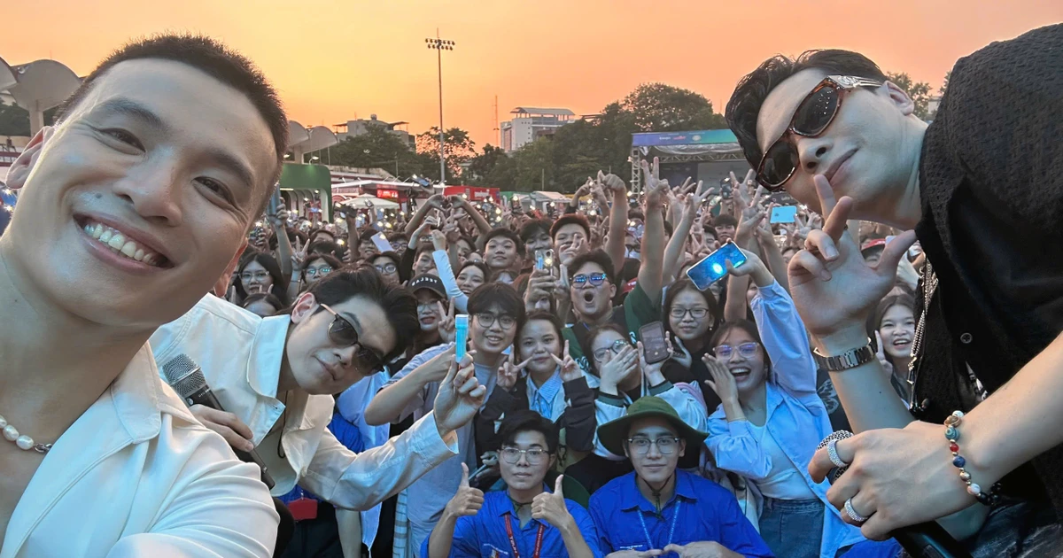 Da LAB "cảm xúc kịch trần bay phất phới", selfie với khán giả sinh viên bằng điện thoại "lạ"