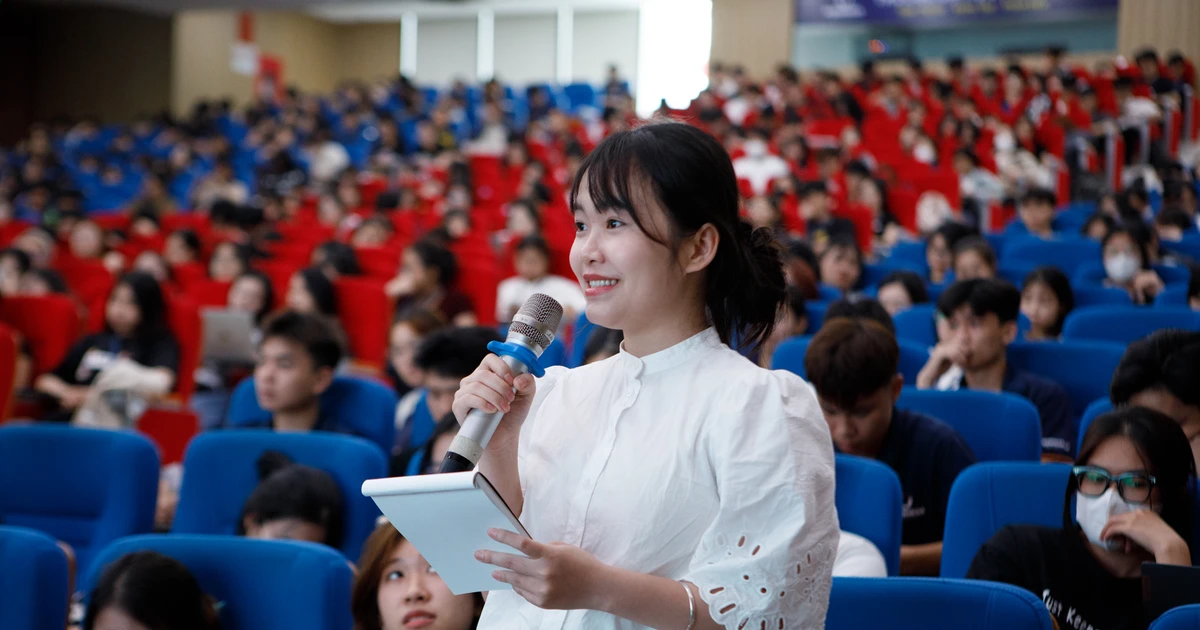 Gần 1000 sinh viên Đại học Phenikaa cháy hết mình tại Toạ đàm "Trường học hay Trường đời"