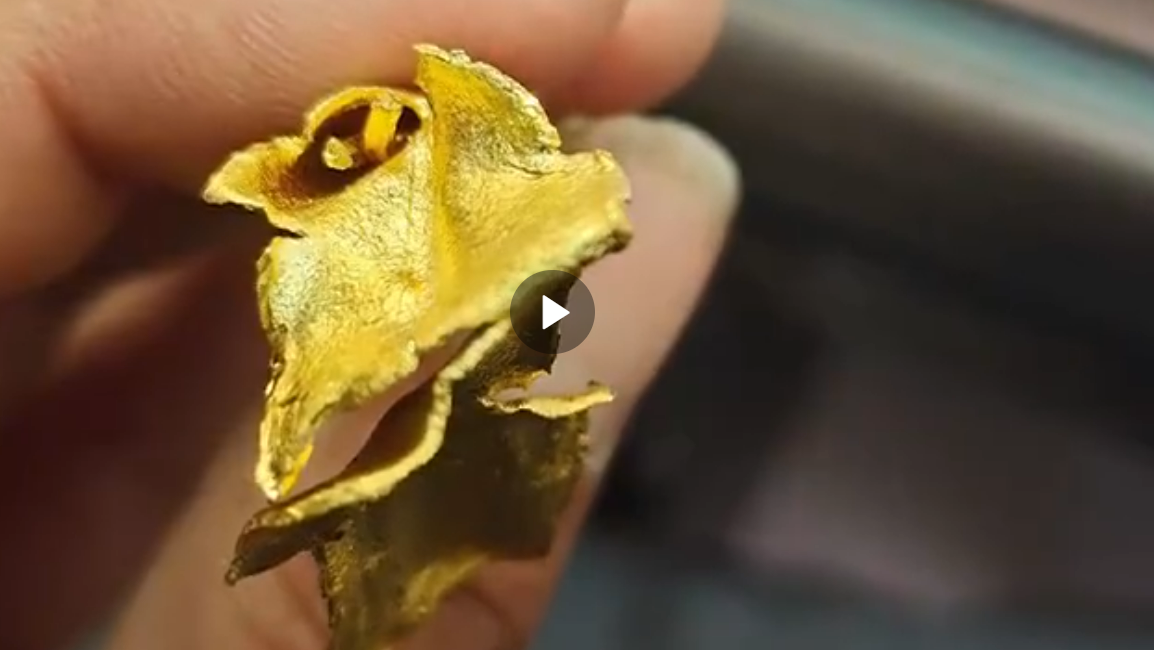 Chú mua vòng vàng 69 triệu, lắc phát ra tiếng lạ mổ ra thấy "vật thể bí ẩn" dài 6cm, tiệm vàng nói: "Không gian lận đâu nha!"