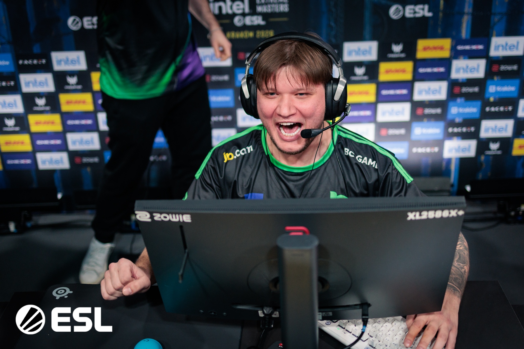 S1mple huyền thoại CS nhận án phạt cấm thi đấu 1 năm chỉ vì chơi chung với tuyển thủ Nga