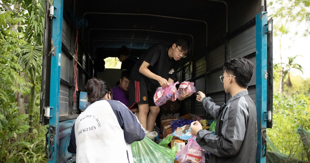 Chuyến xe chở đầy yêu thương của sinh viên Thái Nguyên lên vùng lũ