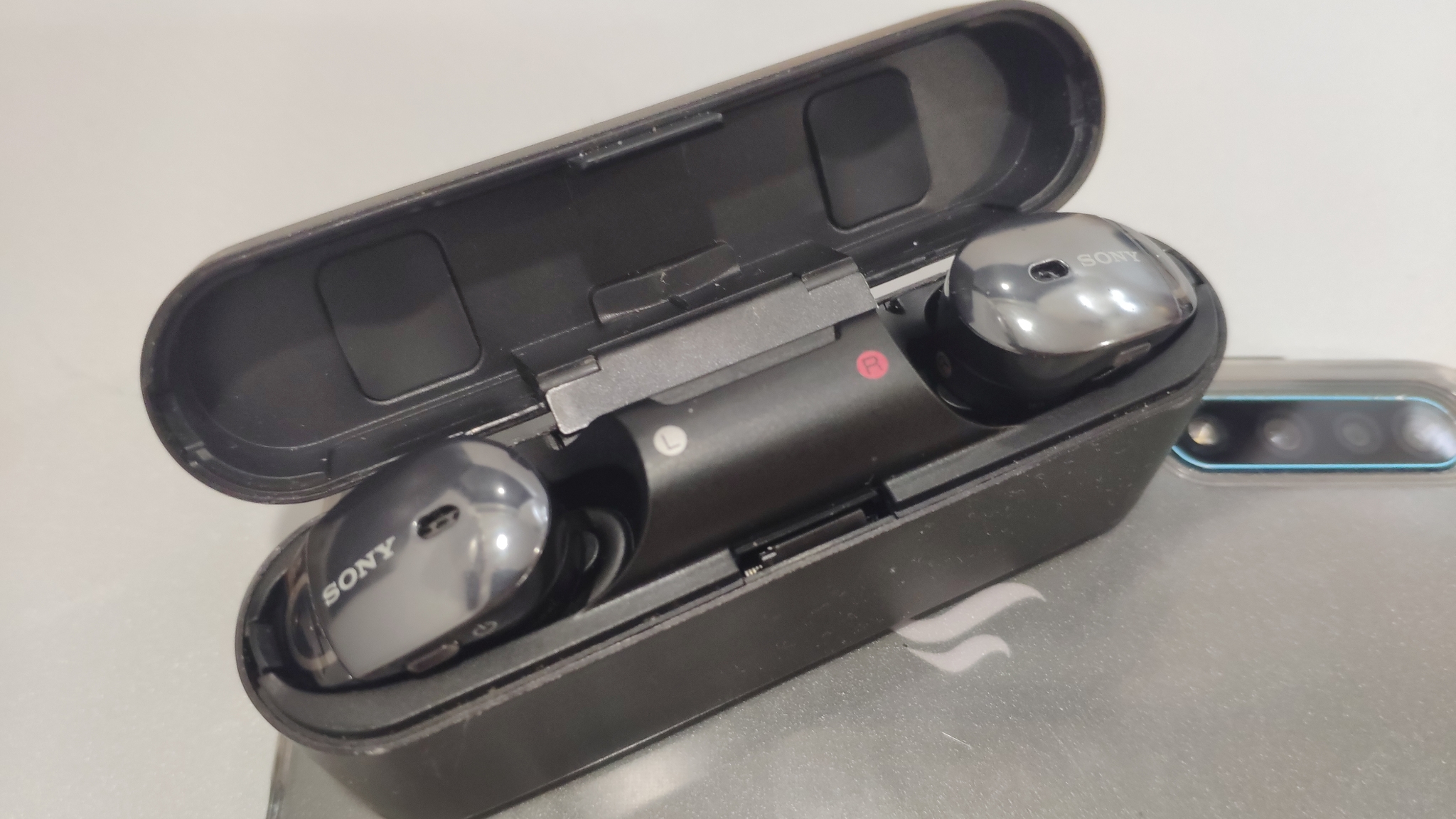 Sony WF-1000X: Chiếc tai nghe trụ được 3 năm vẫn "ngon lành" như mới!