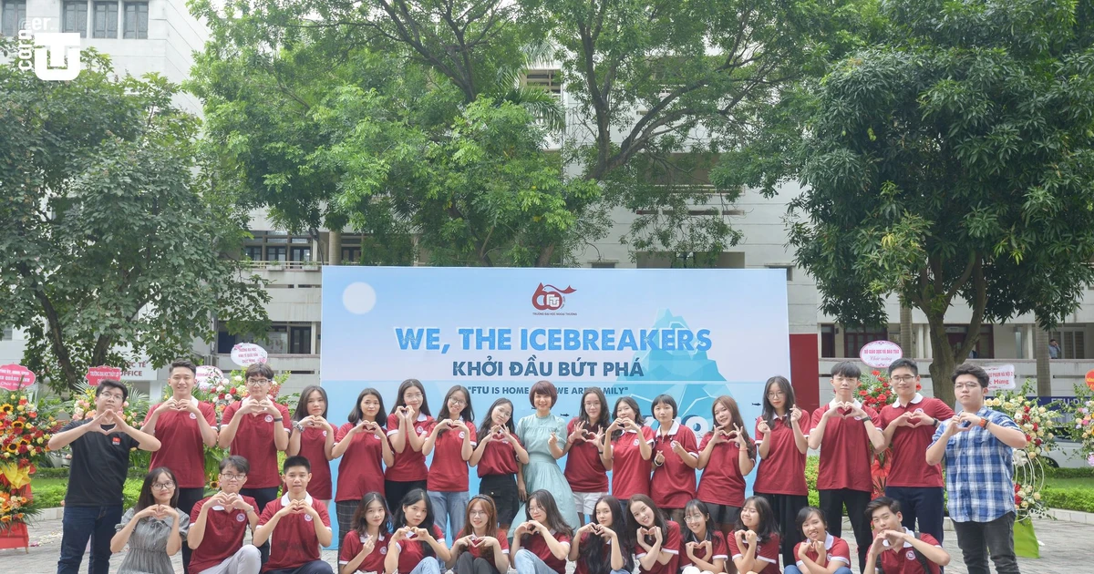 Thầy cô Đại học Ngoại thương cùng tân sinh viên "phá tan băng" siêu sôi động