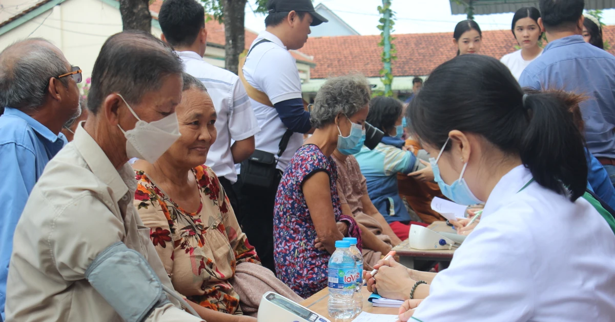 Báo Tiền Phong mang "Chung tay vì Sức khỏe Cộng đồng" đến với bà con khó khăn ở Long An