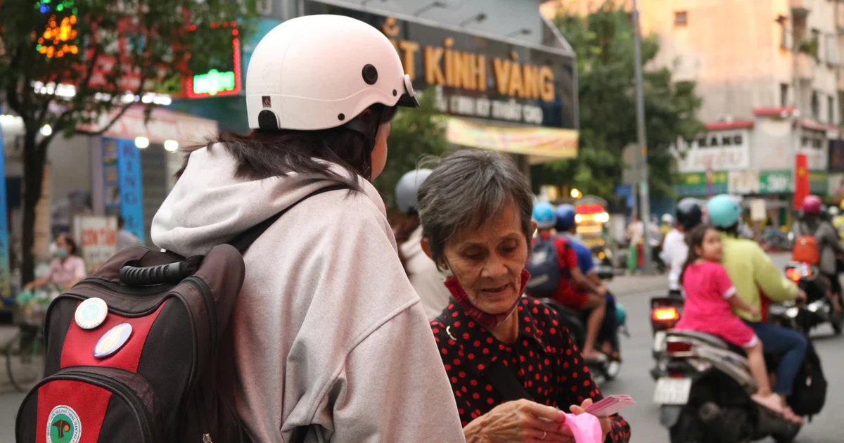 Bạn trẻ Sài Gòn lan tỏa hơi ấm đêm Giao thừa giữa phố thị