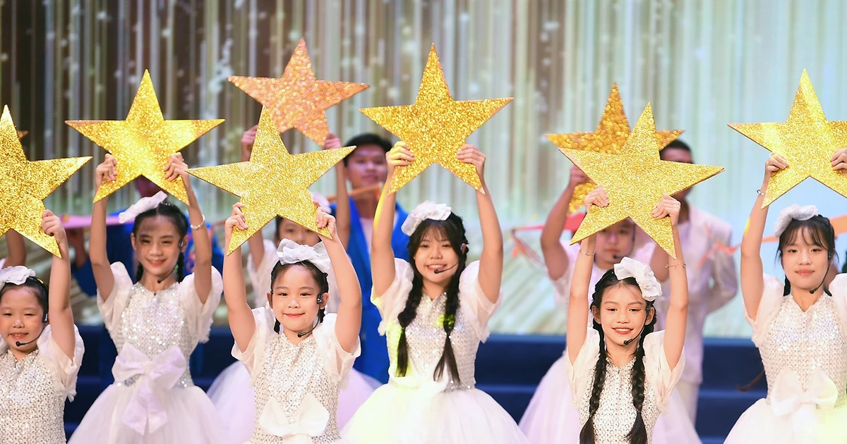 Gần 30 triệu học sinh, thầy cô hát Quốc ca trong Lễ khai giảng chung - xúc động đỉnh nóc luôn! ✨