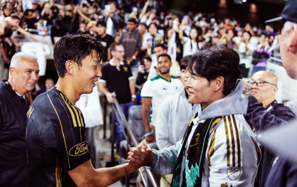 Kim Jong Kook gây sốt khi ôm Son Heung Min giữa tuần trăng mật ở LA