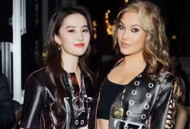 Lưu Diệc Phi và Eileen Gu đọ sắc tại Paris Fashion Week làm netizen Hoa ngữ 'phát cuồng'