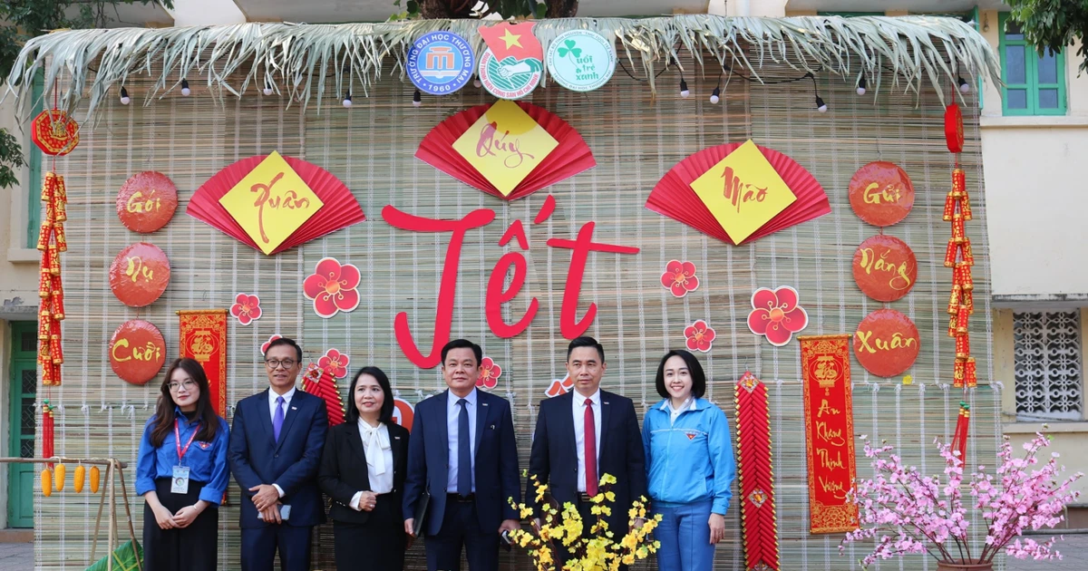 Đại học Thương mại ra quân Đông ấm 2023 - Mang hơi ấm đến mọi miền đất nước